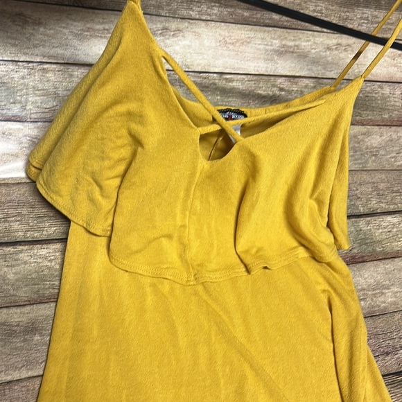 5for$10 Magazine - Yellow tank top, short sleeve with ruffle top Large Preowned - Picture 5 of 5